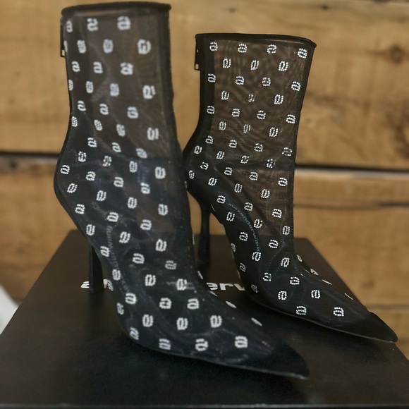 Alexander Wag boots. Size 9 Comes with original box. - Picture 3 of 8